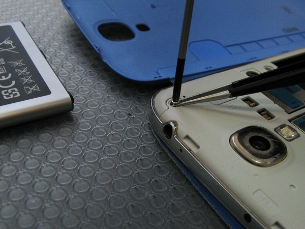 Замена модуля камеры и голосового динамика в Samsung Galaxy S4