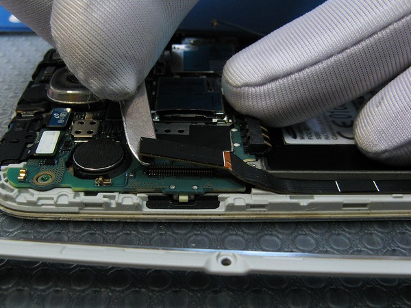 Замена модуля камеры и голосового динамика в Samsung Galaxy S4
